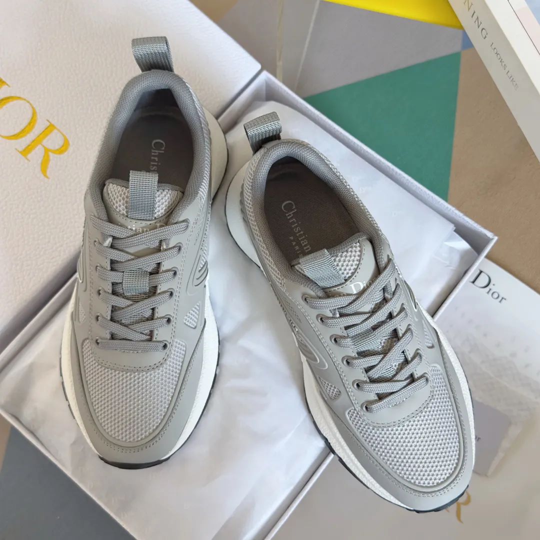 [Dior Dior] P: 640💰Couple model Size: Female: 35-40 (customized at 41), male 39-44. (customized at 45) 2025 Dior Dior autumn and winter new couple model, thick-soled casual sports shoes, originally purchased and developed to reinterpret the sports style with an elegant and fashionable shape. The upper is crafted from white mesh fabric and features the Christian Dior Paris signature on the laces and heel. The exquisite two-color sole is light and soft, which can add a high-end temperament to all kinds of casual looks. The delivery counter is exquisitely packaged🛍📦 ▪️Material: Original custom imported first-layer cowhide ▪️Inner lining: Imported soft sheepskin lining ▪️Sole: Original open-molded anti-slip rubber material ▪️Sole thickness: 4CM